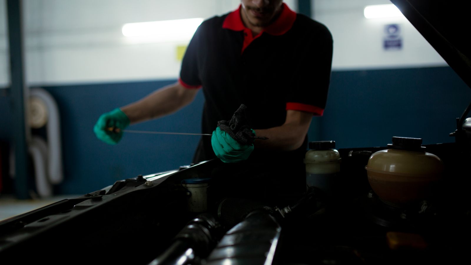 Clio 5 bakım periyotları kapsamında motor yağı seviyesini yağ çubuğuyla kontrol eden usta