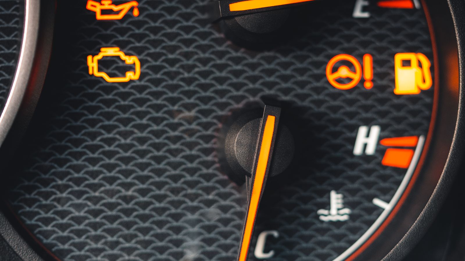 Motor arıza lambası ve diğer uyarı lambaları yanan araç gösterge paneli